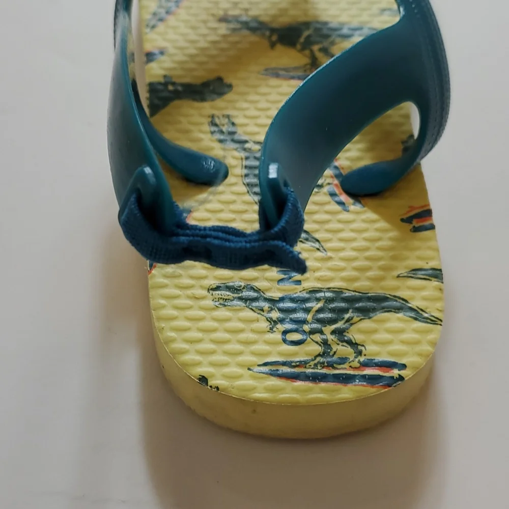 Old Navy kids thong flip flops